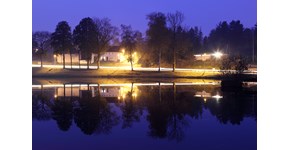 Lengenfeld - erleuchtete Straße vor einem Gewässer bei Nacht Lengenfeld - erleuchtete Straße vor einem Gewässer bei Nacht