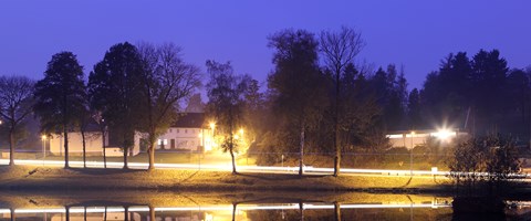 Lengenfeld - erleuchtete Straße vor einem Gewässer bei Nacht Lengenfeld - erleuchtete Straße vor einem Gewässer bei Nacht