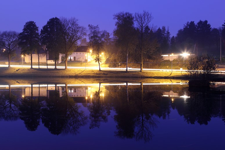 Lengenfeld - erleuchtete Straße vor einem Gewässer bei Nacht Lengenfeld - erleuchtete Straße vor einem Gewässer bei Nacht