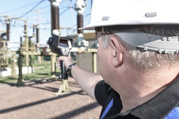 Mitarbeiter_mit_Thermovisionsmessgerät Mitarbeiter_mit_Thermovisionsmessgerät