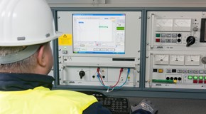 Mitarbeiter_vor_mobiler_Technik_bei_Messungen Mitarbeiter_vor_mobiler_Technik_bei_Messungen
