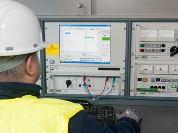 Mitarbeiter_vor_mobiler_Technik_bei_Messungen Mitarbeiter_vor_mobiler_Technik_bei_Messungen