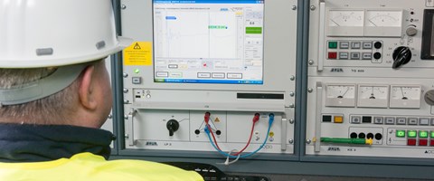 Mitarbeiter_vor_mobiler_Technik_bei_Messungen Mitarbeiter_vor_mobiler_Technik_bei_Messungen