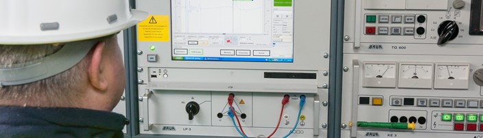 Mitarbeiter_vor_mobiler_Technik_bei_Messungen Mitarbeiter_vor_mobiler_Technik_bei_Messungen