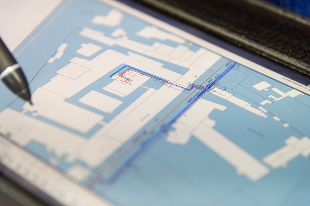 Spitze eines Stifts über einem Plan - Nahaufnahme Spitze eines Stifts über einem Plan - Nahaufnahme