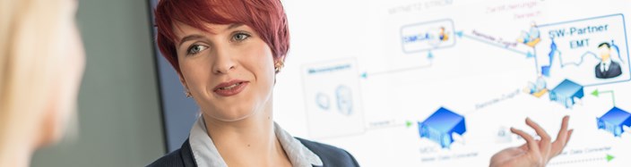 Zwei Frauen in Business-Kleidung im Gespräch bei einer Präsentation Zwei Frauen in Business-Kleidung im Gespräch bei einer Präsentation