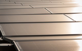 Gleißendes Licht auf Solarzellen einer PV-Anlage Gleißendes Licht auf Solarzellen einer PV-Anlage