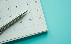 reservierung Symbolbild Kalender und Stift