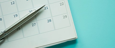 reservierung Symbolbild Kalender und Stift