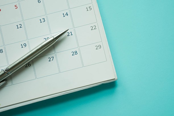 reservierung Symbolbild Kalender und Stift