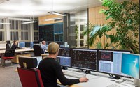 Drei Mitarbeiter sitzen im Büro der Schaltleitung vor Monitoren Drei Mitarbeiter sitzen im Büro der Schaltleitung vor Monitoren