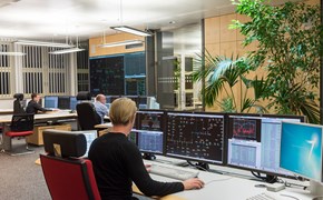 Drei Mitarbeiter sitzen im Büro der Schaltleitung vor Monitoren Drei Mitarbeiter sitzen im Büro der Schaltleitung vor Monitoren