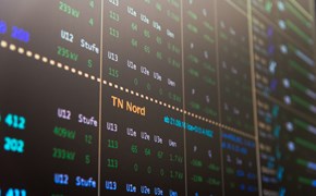 Schräge Sicht auf einem Bildschirm mit Schaltleitungen - Nahaufnahme Schräge Sicht auf einem Bildschirm mit Schaltleitungen - Nahaufnahme