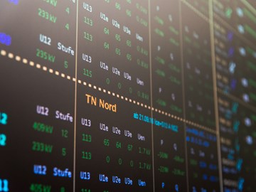 Schräge Sicht auf einem Bildschirm mit Schaltleitungen - Nahaufnahme Schräge Sicht auf einem Bildschirm mit Schaltleitungen - Nahaufnahme