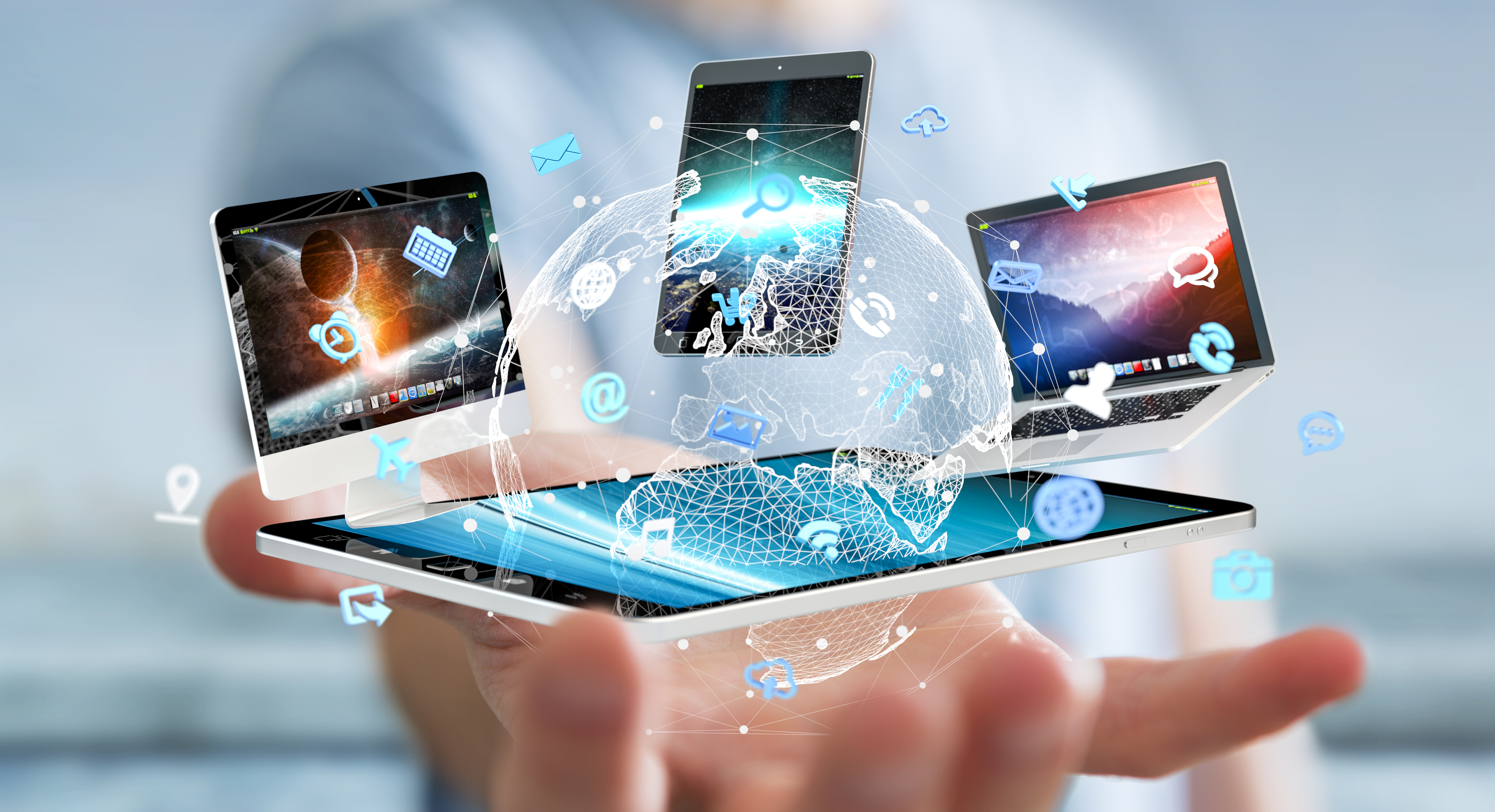 Flache Hand hält Smartphone, darüber eine stilisierte Weltkugel mit App-Symbolen und einem Laptop, Tablet und Mac - Bildmontage