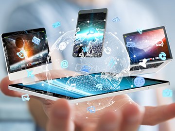 Flache Hand hält Smartphone, darüber eine stilisierte Weltkugel mit App-Symbolen und einem Laptop, Tablet und Mac - Bildmontage Flache Hand hält Smartphone, darüber eine stilisierte Weltkugel mit App-Symbolen und einem Laptop, Tablet und Mac - Bildmontage