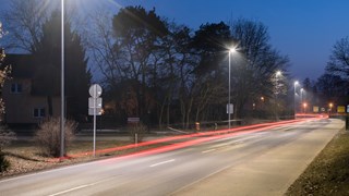 Beleuchtete Straße bei Nacht in Langzeitbelichtung Beleuchtete Straße bei Nacht in Langzeitbelichtung