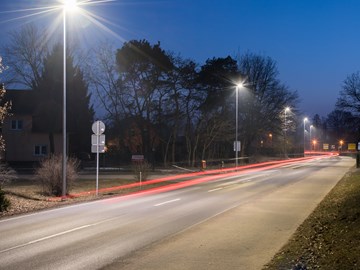 Beleuchtete Straße bei Nacht in Langzeitbelichtung Beleuchtete Straße bei Nacht in Langzeitbelichtung