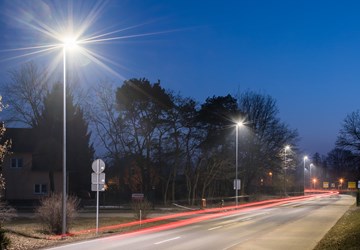 Beleuchtete Straße bei Nacht in Langzeitbelichtung Beleuchtete Straße bei Nacht in Langzeitbelichtung