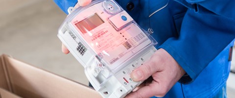 Hände mit Geräten bei der Ablesung eines Stromzählers Hände mit Geräten bei der Ablesung eines Stromzählers