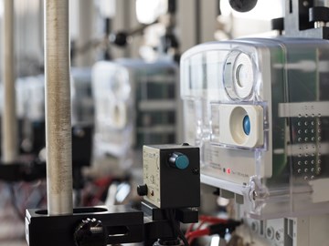 Nahaufnahme eines Stromzählers in einer Reihe von vielen Nahaufnahme eines Stromzählers in einer Reihe von vielen