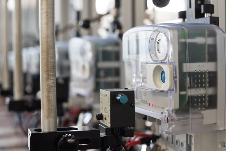 Nahaufnahme eines Stromzählers in einer Reihe von vielen Nahaufnahme eines Stromzählers in einer Reihe von vielen