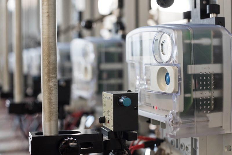 Nahaufnahme eines Stromzählers in einer Reihe von vielen Nahaufnahme eines Stromzählers in einer Reihe von vielen