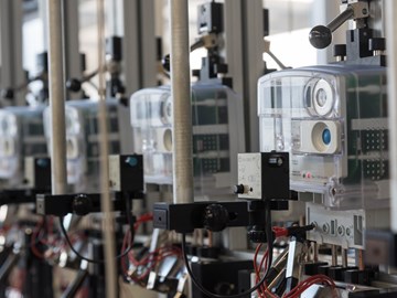 Vier Stromzähler nebeneinander Vier Stromzähler nebeneinander