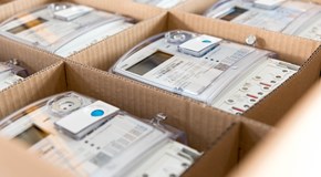 Stromzählern liegen in ihren Kartonverpackungen - Nahaufnahme Stromzählern liegen in ihren Kartonverpackungen - Nahaufnahme