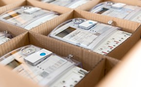 Stromzählern liegen in ihren Kartonverpackungen - Nahaufnahme Stromzählern liegen in ihren Kartonverpackungen - Nahaufnahme