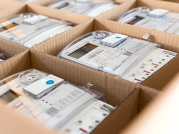 Stromzählern liegen in ihren Kartonverpackungen - Nahaufnahme Stromzählern liegen in ihren Kartonverpackungen - Nahaufnahme