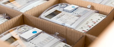 Stromzählern liegen in ihren Kartonverpackungen - Nahaufnahme Stromzählern liegen in ihren Kartonverpackungen - Nahaufnahme