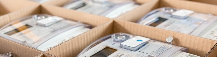 Stromzählern liegen in ihren Kartonverpackungen - Nahaufnahme Stromzählern liegen in ihren Kartonverpackungen - Nahaufnahme