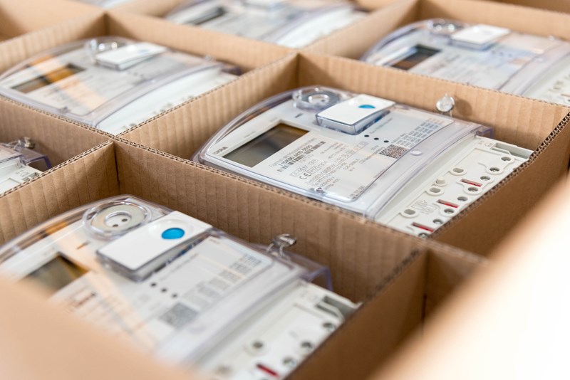Stromzählern liegen in ihren Kartonverpackungen - Nahaufnahme