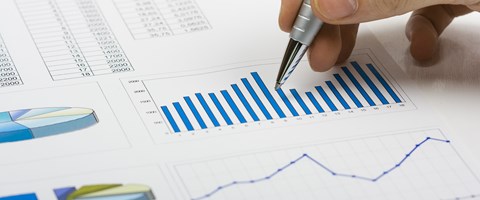 Hand mit Kugelschreiber über Diagrammen - Nahaufnahme Hand mit Kugelschreiber über Diagrammen - Nahaufnahme