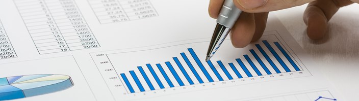 Hand mit Kugelschreiber über Diagrammen - Nahaufnahme Hand mit Kugelschreiber über Diagrammen - Nahaufnahme