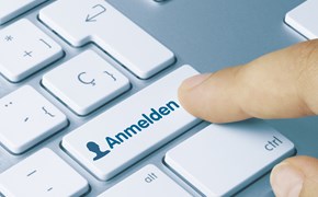 Tastaturausschnitt mit Finger auf fiktiver Taste „Anmelden Tastaturausschnitt mit Finger auf fiktiver Taste „Anmelden