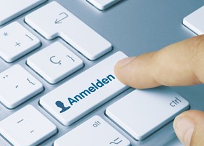 Tastaturausschnitt mit Finger auf fiktiver Taste „Anmelden Tastaturausschnitt mit Finger auf fiktiver Taste „Anmelden