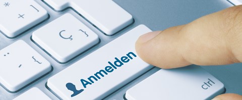Tastaturausschnitt mit Finger auf fiktiver Taste „Anmelden Tastaturausschnitt mit Finger auf fiktiver Taste „Anmelden