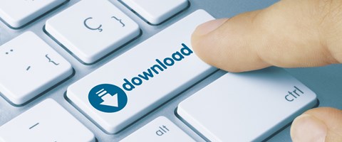 Tastaturausschnitt mit Finger auf fiktiver Taste „download Tastaturausschnitt mit Finger auf fiktiver Taste „download