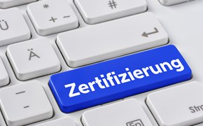 Tastaturausschnitt mit fiktiver blauer Taste „Zertifizierung Tastaturausschnitt mit fiktiver blauer Taste „Zertifizierung