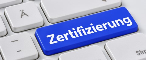 Tastaturausschnitt mit fiktiver blauer Taste „Zertifizierung Tastaturausschnitt mit fiktiver blauer Taste „Zertifizierung