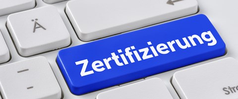 Tastaturausschnitt mit fiktiver blauer Taste „Zertifizierung Tastaturausschnitt mit fiktiver blauer Taste „Zertifizierung