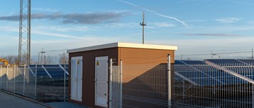 Trafostation vor einer Photovoltaik Freiflächenanlage Trafostation vor einer Photovoltaik Freiflächenanlage