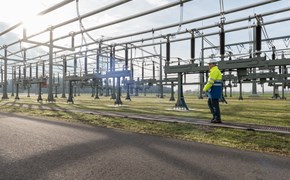 Mitarbeiter mit Helm und Warnschutzjacke bei Anlagen im Umspannwerk Mitarbeiter mit Helm und Warnschutzjacke bei Anlagen im Umspannwerk