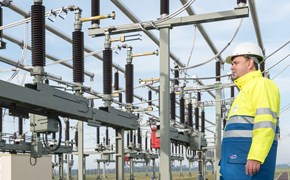 Mitarbeiter mit Helm und Warnschutzjacke an einer Anlage Mitarbeiter mit Helm und Warnschutzjacke an einer Anlage