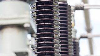 Nahaufnahme einer Anlage im Umspannwerk Nahaufnahme einer Anlage im Umspannwerk