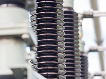 Nahaufnahme einer Anlage im Umspannwerk Nahaufnahme einer Anlage im Umspannwerk