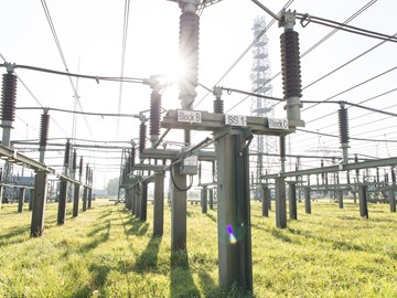 Anlage eines Umspannwerks auf einer sonnigen Wiese Anlage eines Umspannwerks auf einer sonnigen Wiese