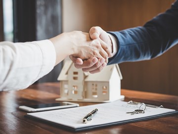 Immobilienmakler und Kunden zusammen feiern das Händeschütteln abgeschlossen Vertrag nach über Versicherungs- und Wohnungsbaudarlehen, Händedruck und erfolgreichen Geschäftsabschluss Immobilienmakler und Kunden zusammen feiern das Händeschütteln abgeschlossen Vertrag nach über Versicherungs- und Wohnungsbaudarlehen, Händedruck und erfolgreichen Geschäftsabschluss